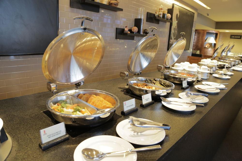 Marriott Tuxtla Gutierrez Hotel Εξωτερικό φωτογραφία A buffet at a hotel
