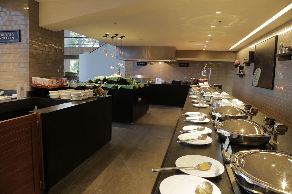 Marriott Tuxtla Gutierrez Hotel Εξωτερικό φωτογραφία A buffet at a hotel