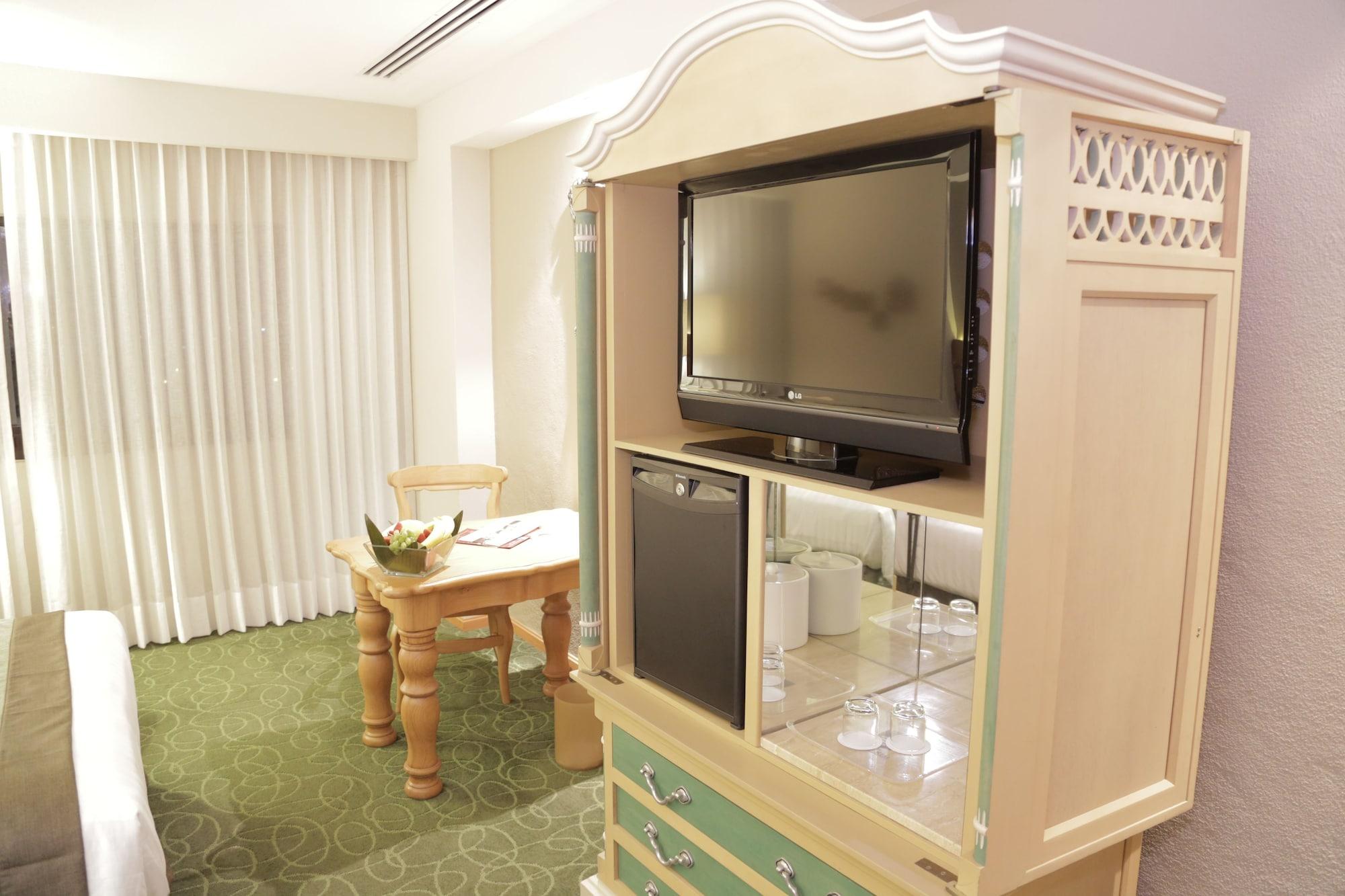 Marriott Tuxtla Gutierrez Hotel Εξωτερικό φωτογραφία A television set in a hotel room