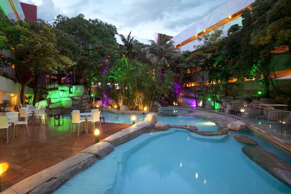 Marriott Tuxtla Gutierrez Hotel Εξωτερικό φωτογραφία The hotel's pool